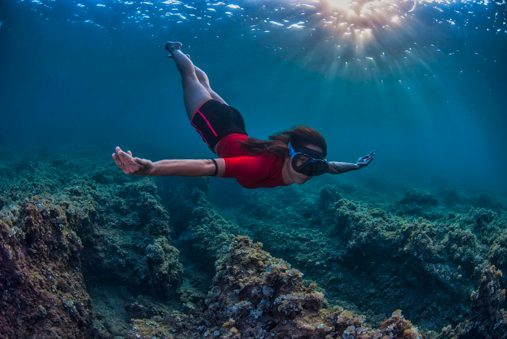 girl-freediving-with-rays-sunset